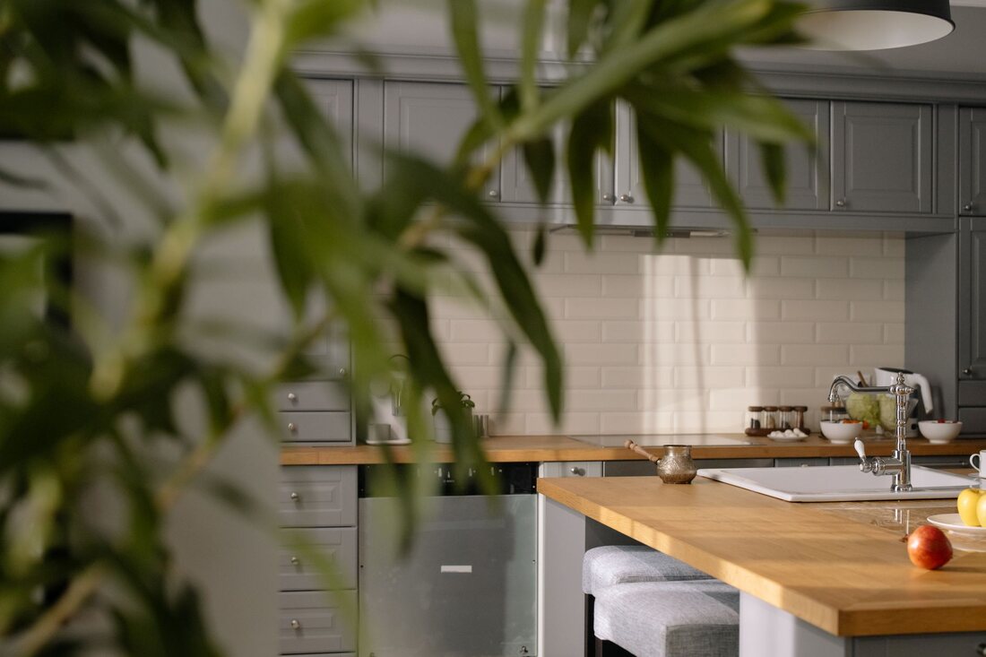 Bucătărie deschisă spre living — Bucătării la comandă, Normand Mobilier