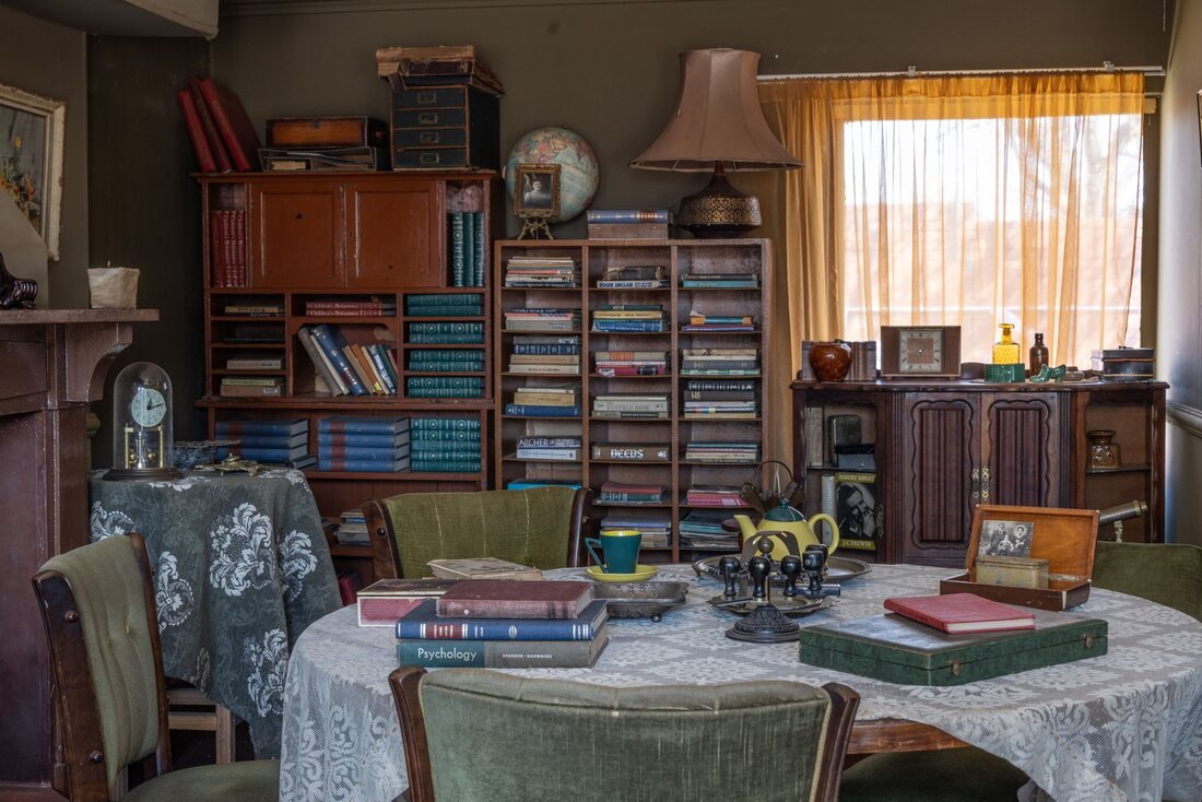Depozitare ascunsă în living — Living la comandă, Normand Mobilier